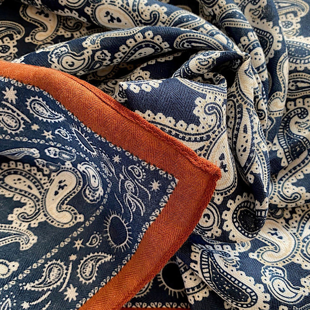 Foulard carré 68 cm bleu marine et terracotta à motifs – Image 3