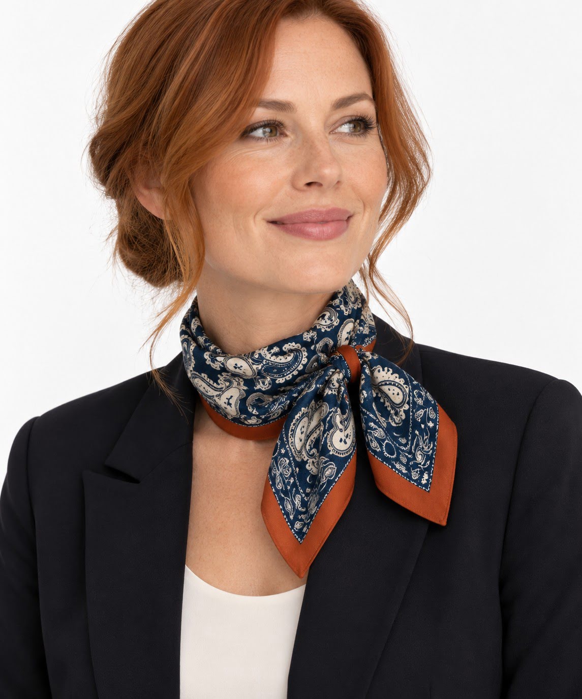 Foulard carré 68 cm bleu marine et terracotta à motifs – Image 2