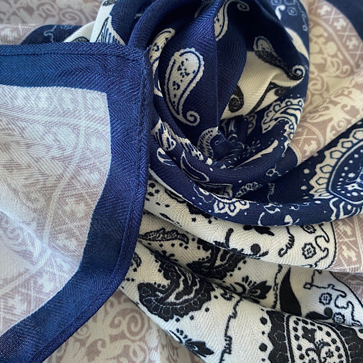 Foulard carré bleu marine à motif cachemire 68 cm – Image 3