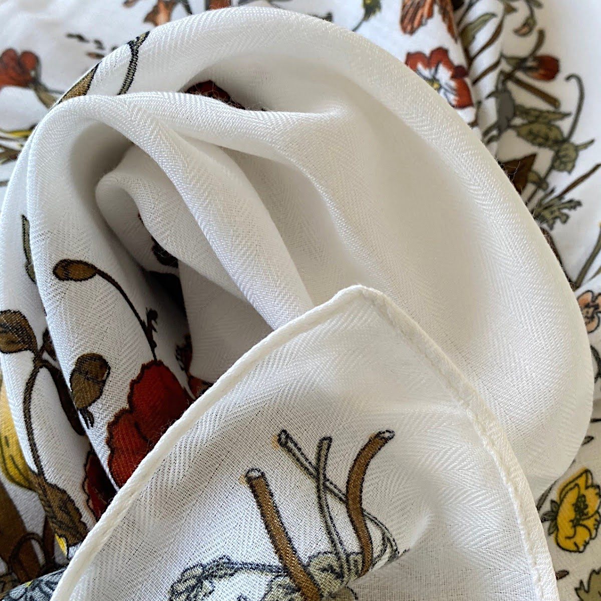 Foulard carré blanc à motifs fleuris 68 cm – Image 3
