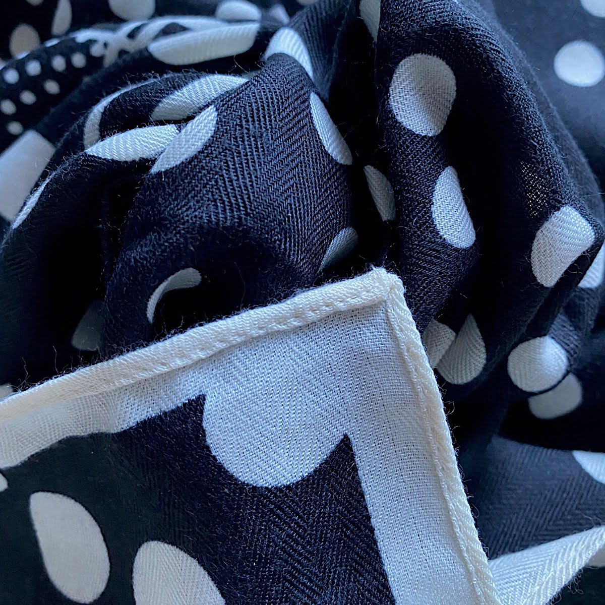 Foulard carré noir à pois écru 68 cm – Image 3
