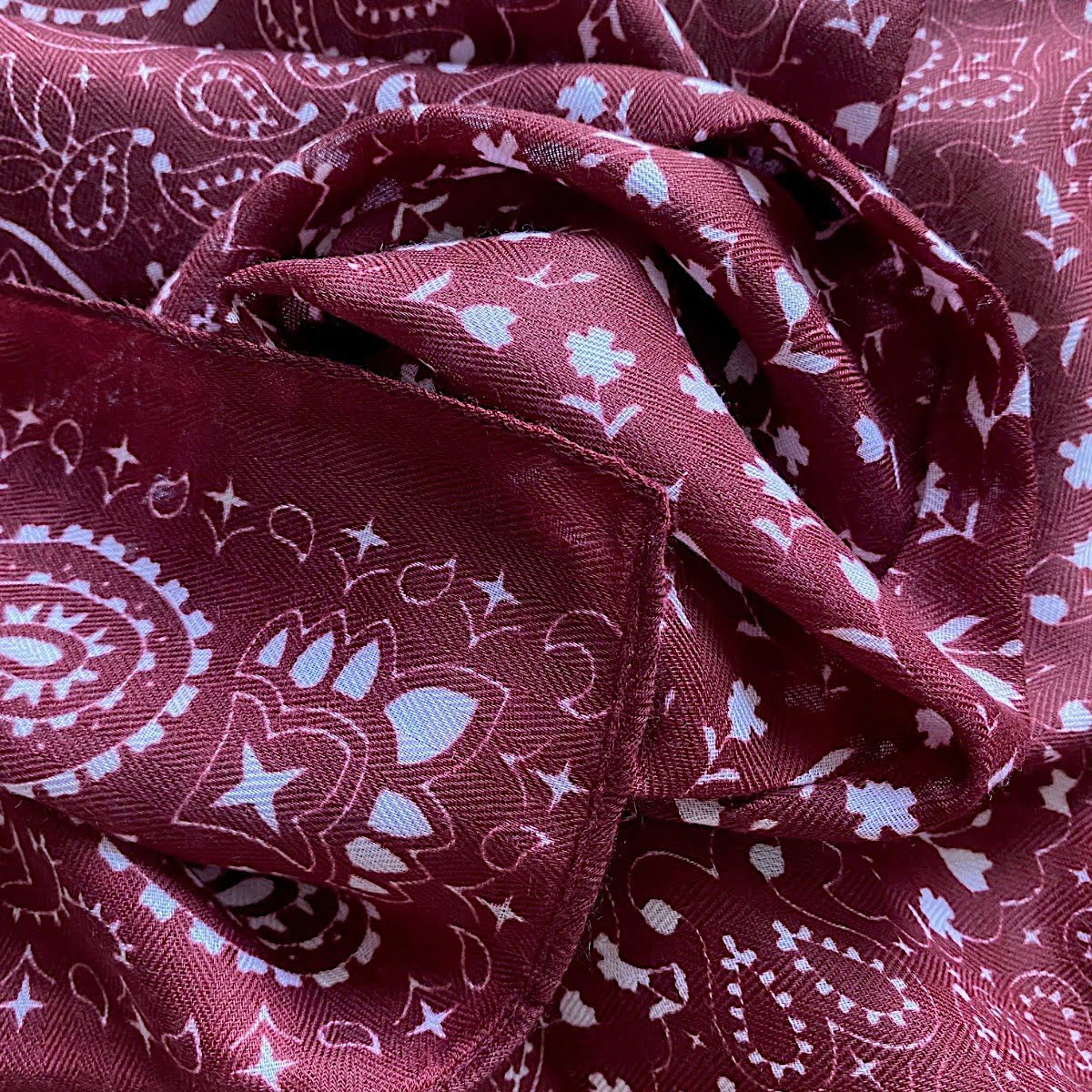 Foulard carré rouge foncé et blanc 68 cm à motifs – Image 3